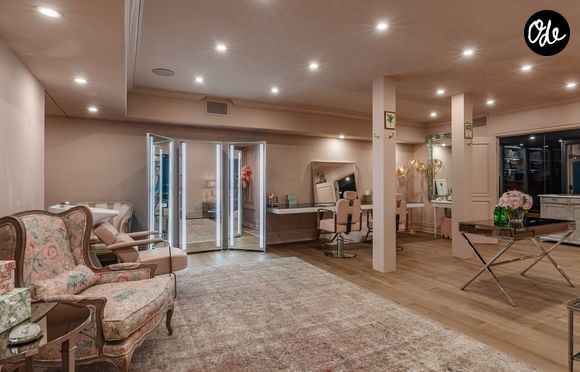 L’ancienne propriété de Ben Affleck et Jennifer Lopez à Beverly Hills s’étend sur près de deux hectares. La résidence compte 12 chambres, 24 salles de bains, une piscine à débordement, un vaste complexe sportif et un garage pouvant accueillir 12 voitures. Crédit photo : Simon Berlyn.