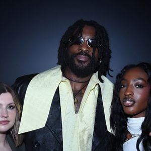 Damso avec Marine Delplace et Ebony Cham (Star Academy) au photocall du 22ème dîner de la mode pour le Sidaction à Paris le 30 janvier 2025. © Rachid Bellak / Bestimage