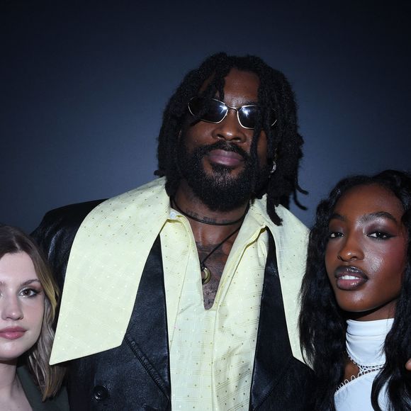Damso avec Marine Delplace et Ebony Cham (Star Academy) au photocall du 22ème dîner de la mode pour le Sidaction à Paris le 30 janvier 2025. © Rachid Bellak / Bestimage