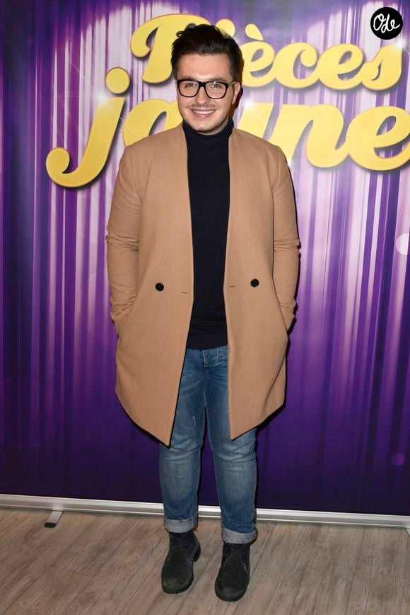 Le chanteur Olympe lors d'une rencontre avec ses fans au cinéma Majestic de Compiègne avant le dîner de gala au profit de la 27e opération "Pièces Jaunes" au Domaine des Thermes, à Pierrefonds, en France, le 21 janvier 2016. Photo Édouard Bernaux/Abaca