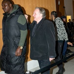 Gérard Depardieu, accompagné de sa fille Roxane, quitte son procès pour agressions sexuelles sur deux femmes lors d'un tournage de film en 2021 au tribunal correctionnel de Paris, France, le 24 mars 2025. Depardieu, 76 ans, qui a réalisé plus de 200 films et séries télévisées, a été accusé de comportement inapproprié par une vingtaine de femmes, mais c'est la première affaire à être jugée. Les deux plaignantes - Amélie, 54 ans, décoratrice, et Sarah (nom modifié), 34 ans, assistante réalisatrice - allèguent une agression sexuelle lors du tournage en 2021 de « Les Volets Verts » du réalisateur Jean Becker. © Yehiel Chekroune/Bestimage