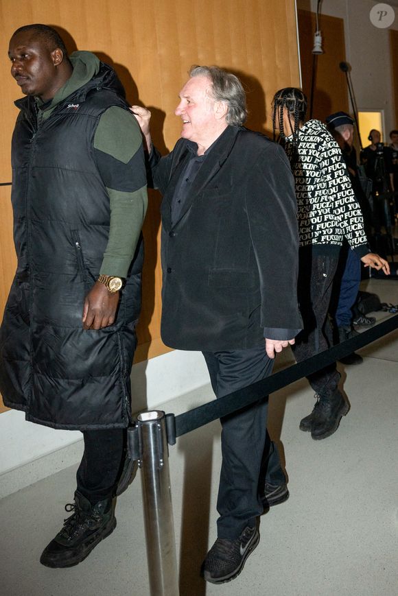 Gérard Depardieu, accompagné de sa fille Roxane, quitte son procès pour agressions sexuelles sur deux femmes lors d'un tournage de film en 2021 au tribunal correctionnel de Paris, France, le 24 mars 2025. Depardieu, 76 ans, qui a réalisé plus de 200 films et séries télévisées, a été accusé de comportement inapproprié par une vingtaine de femmes, mais c'est la première affaire à être jugée. Les deux plaignantes - Amélie, 54 ans, décoratrice, et Sarah (nom modifié), 34 ans, assistante réalisatrice - allèguent une agression sexuelle lors du tournage en 2021 de « Les Volets Verts » du réalisateur Jean Becker. © Yehiel Chekroune/Bestimage
