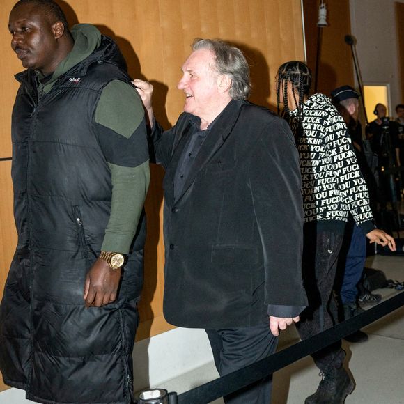 Gérard Depardieu, accompagné de sa fille Roxane, quitte son procès pour agressions sexuelles sur deux femmes lors d'un tournage de film en 2021 au tribunal correctionnel de Paris, France, le 24 mars 2025. Depardieu, 76 ans, qui a réalisé plus de 200 films et séries télévisées, a été accusé de comportement inapproprié par une vingtaine de femmes, mais c'est la première affaire à être jugée. Les deux plaignantes - Amélie, 54 ans, décoratrice, et Sarah (nom modifié), 34 ans, assistante réalisatrice - allèguent une agression sexuelle lors du tournage en 2021 de « Les Volets Verts » du réalisateur Jean Becker. © Yehiel Chekroune/Bestimage