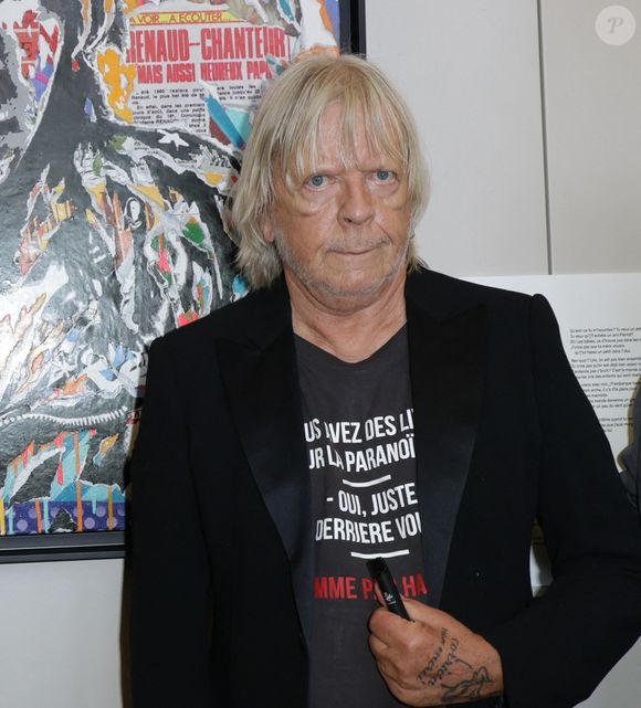Exclusif - Le chanteur Renaud (Renaud Séchan) -  Vernissage de l'exposition "Renaud, Des mots et des images" qui se tiendra jusqu'au 14 septembre à la Mairie du 13ème à Paris le 5 septembre 2024. Elle marquera "également la sortie en librairie du recueil" publié aux éditions Gallimard Alternatives. Vingt artistes, dont le pionnier de l'art urbain Ernest Pignon-Ernest, les street artistes Jef Aérosol et C215, les peintres Françoise Pétrovitch et Anna Foka ont aussi illustré chacun un titre du chanteur (La mère à Titi, Mistral gagnant, Morgane de toi, Dès que le vent soufflera...) © Coadic Guirec/Bestimage