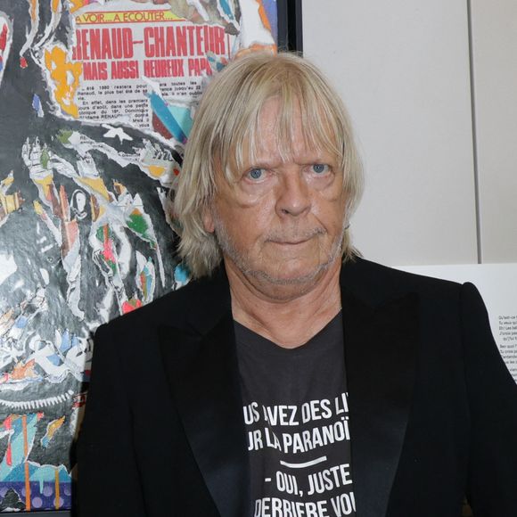 Exclusif - Le chanteur Renaud (Renaud Séchan) -  Vernissage de l'exposition "Renaud, Des mots et des images" qui se tiendra jusqu'au 14 septembre à la Mairie du 13ème à Paris le 5 septembre 2024. Elle marquera "également la sortie en librairie du recueil" publié aux éditions Gallimard Alternatives. Vingt artistes, dont le pionnier de l'art urbain Ernest Pignon-Ernest, les street artistes Jef Aérosol et C215, les peintres Françoise Pétrovitch et Anna Foka ont aussi illustré chacun un titre du chanteur (La mère à Titi, Mistral gagnant, Morgane de toi, Dès que le vent soufflera...) © Coadic Guirec/Bestimage
