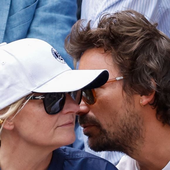 Bertrand Chameroy et Anne-Elisabeth Lemoine en tribunes lors des Internationaux de France de Tennis de Roland Garros 2025, à Paris, France, le 7 juin 2025. © Cyril Moreau/Bestimage