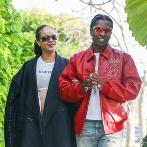 Exclusif - Rihanna, enceinte, et son compagnon Asap Rocky se baladent en amoureux à West Hollywood le 10 mai 2023.