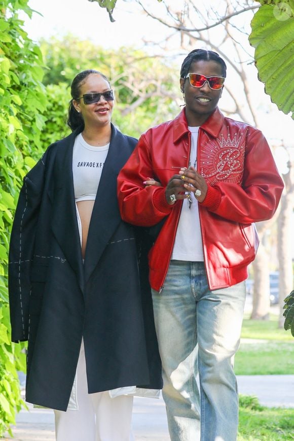Exclusif - Rihanna, enceinte, et son compagnon Asap Rocky se baladent en amoureux à West Hollywood le 10 mai 2023.