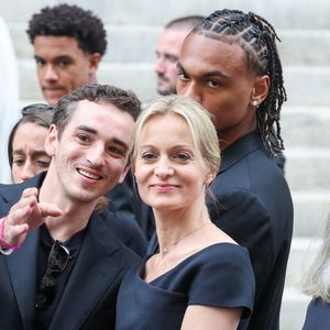 Gaston Ardisson, Béatrice Loustalan (ex femme de Thierry Ardisson), Audrey Crespo-Mara et son fils Zekou - Sorties des obsèques de Thierry Ardisson en l’église Saint-Roch de Paris, France, le 17 juillet 2025. © Clovis-Jacovides/Bestimage