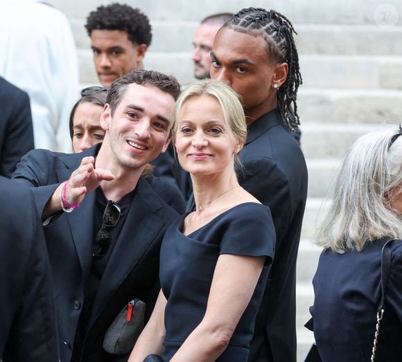Ultime hommage à l'Homme en noir à Paris : la compagne de Laurent Voulzy  attire tous les regards... car son allure est au coeur du débat ! : Le  diaporama - Purepeople