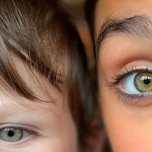 Et miracle : les deux enfants du sportif partagent une particularité physique rare ! Ils ont tous les deux les yeux verts.

Les deux enfants de Camille Lacourt, Jazz (12 ans et fille de Valérie Bègue) et Marius (4 ans et fils d'Alice Detollenaere), ont les yeux verts.