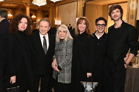 Exclusif - Rebecca Jarre-Chateau et son grand-père, Michel Drucker, sa femme Dany Saval, Stéfanie Jarre, Laurent Arcaro, David Jarre - M.Drucker reçoit la médaille de Commandeur de la Légion d’honneur par le président de la République Française Emmanuel Macron au palais de l'Elysée à Paris
© Guillaume Gaffiot / Bestimage