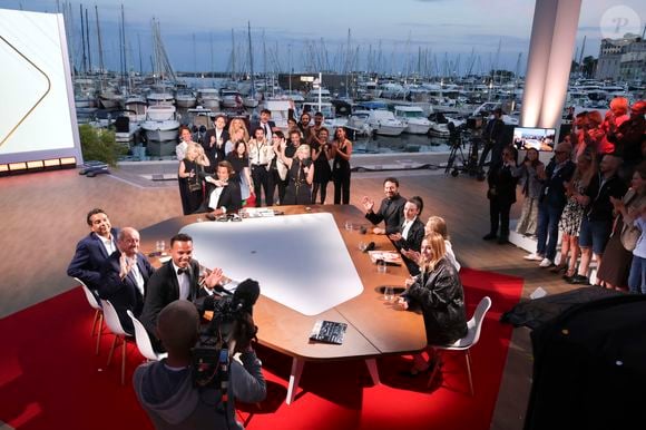 Exclusif - Mohamed Bouhafsi, Celine Salette, Samuel Lebihan, Charlotte Le Bon, Anne-Elisabeth Lemoine, Patrick Cohen, Santa, Bertrand Chameroy, Pierre Lescure sur le plateau de l'émission "C à vous" lors du 77ème Festival International du Film de Cannes (14 - 25 mai 2024), le 24 mai 2024. 
© Jack Tribeca / Bestimage