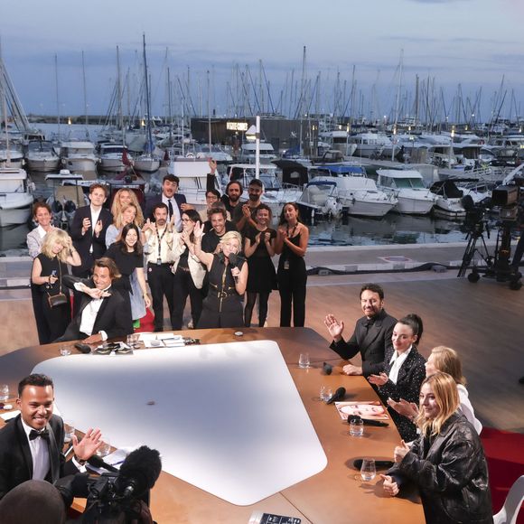Exclusif - Mohamed Bouhafsi, Celine Salette, Samuel Lebihan, Charlotte Le Bon, Anne-Elisabeth Lemoine, Patrick Cohen, Santa, Bertrand Chameroy, Pierre Lescure sur le plateau de l'émission "C à vous" lors du 77ème Festival International du Film de Cannes (14 - 25 mai 2024), le 24 mai 2024. 
© Jack Tribeca / Bestimage