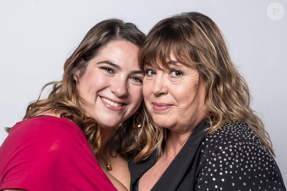 En larmes, l'actrice de 69 ans a déclaré : "C’est insupportable en fait. Elle est incroyable car elle ne m’a rien dit. Elle a voulu m’épargner ça."

Charlotte Gaccio et sa mère Michèle Bernier - Studio - Enregistrement de l'émission "La chanson secrète", présentée par N.Aliagas et diffusée le 29 décembre sur TF1
© Guillaume Gaffiot-Cyril Moreau / Bestimage
