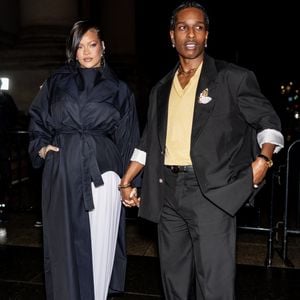 New York, NY – Rihanna et A$AP Rocky ont fait une entrée remarquée et stylée aux CFDA Awards à New York. Rihanna arborait une tenue Alaïa, tandis qu’A$AP Rocky portait un costume Chanel sur mesure en recevant le prix Fashion Icon of the Year.

Backgrid USA / Bestimage