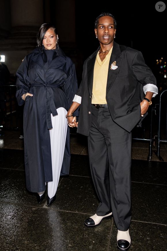 New York, NY – Rihanna et A$AP Rocky ont fait une entrée remarquée et stylée aux CFDA Awards à New York. Rihanna arborait une tenue Alaïa, tandis qu’A$AP Rocky portait un costume Chanel sur mesure en recevant le prix Fashion Icon of the Year.

Backgrid USA / Bestimage