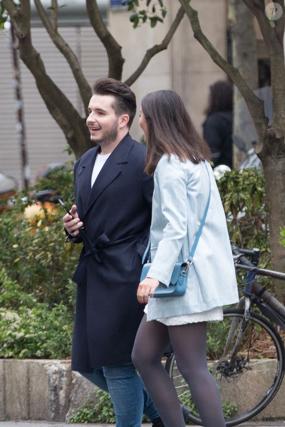 Exclusif - Le chanteur Olympe (de son vrai nom Joffrey Boulanger), révélé par la saison 2 de "The Voice" et son futur mari le blogueur mode Julien Van Der Drisch achètent des alliances à Paris le 19 mai 2016. Agence / Bestimage