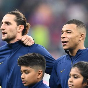 Après avoir remporté la Coupe 2018, les hommes de Didier Deschamps ont déchanté durant l'Euro 2021... Puisqu'ils ont été éliminés en 8ème de finale face à la Suisse.

Adrien Rabiot, Kylian Mbappé et Antoine Griezmann au match de football de quart de finale opposant la France à l’Angleterre lors de la coupe du Monde (FIFA 2022) au stade Al Bayt à Al Khor au Qatar, le 10 décembre 2022. La France a gagné 2-1. © Philippe Perusseau/Bestimage
