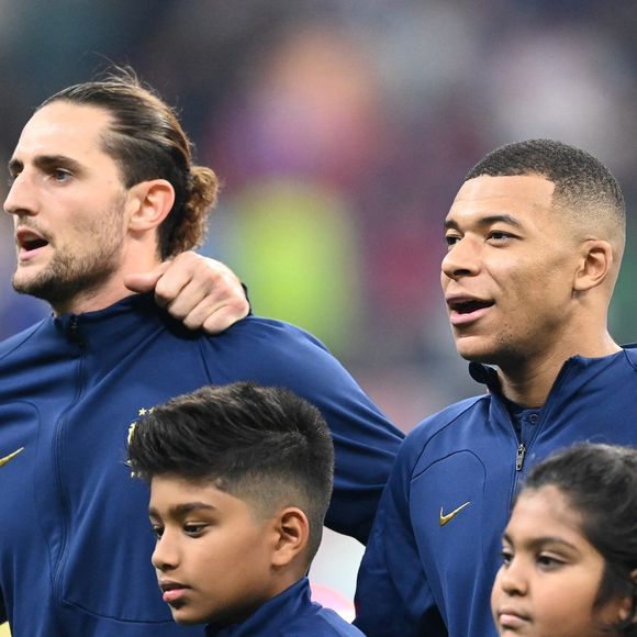 Après avoir remporté la Coupe 2018, les hommes de Didier Deschamps ont déchanté durant l'Euro 2021... Puisqu'ils ont été éliminés en 8ème de finale face à la Suisse.

Adrien Rabiot, Kylian Mbappé et Antoine Griezmann au match de football de quart de finale opposant la France à l’Angleterre lors de la coupe du Monde (FIFA 2022) au stade Al Bayt à Al Khor au Qatar, le 10 décembre 2022. La France a gagné 2-1. © Philippe Perusseau/Bestimage