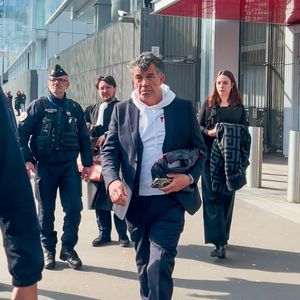 Une pétition vient de voir le jour
Stéphane Plaza en larmes à la sortie de son procès après avoir été reconnu coupable de "violences habituelles par concubin" et condamné à 12 mois de prison avec sursis, à Paris, France, le 18 février 2025. L'agent immobilier de 54 ans est jugé pour "violences physiques et/ou psychologiques habituelles par concubin" entre 2018 et 2022 sur une ancienne compagne, Amandine, ainsi que pour "violences psychologiques habituelles par concubin" sur Paola, entre 2021 et 2022. © Yehiel Chekroune/Bestimage