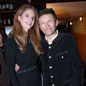 Exclusif - Sylvain Tesson et sa compagne Catherine Van Offelen - Célébrités au spectacle « Laurent Gerra se met à table ! », à savourer au Casino de Paris, à Paris, France, le 03 Janvier 2025. © Bertrand Rindoff/Bestimage