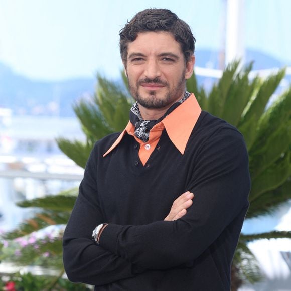 Niels Schneider au photocall du film "La Bataille De Gaulle: L'Âge De Fer" (De Gaulle: Tilting Iron) lors du 79ème Festival International du Film de Cannes, France, le 21 mai 2026. © Jacovides-Moreau/Bestimage