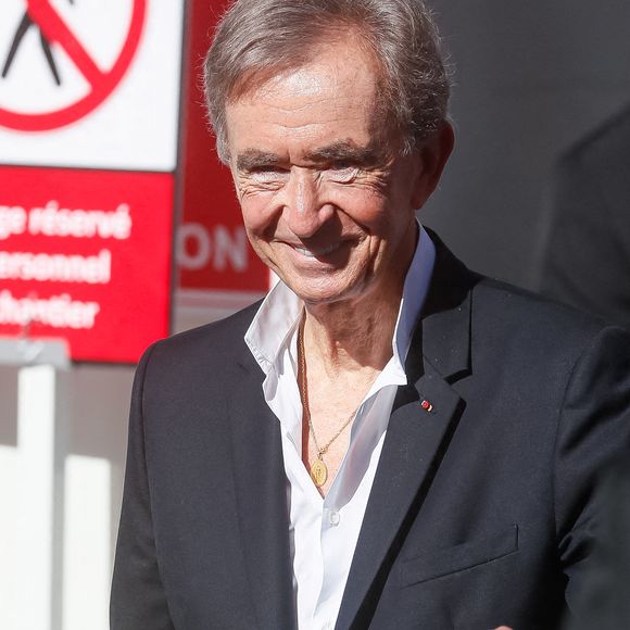 L’ancrage régional du groupe se retrouve également dans la parfumerie, via le Château de la Colle Noire à Montauroux et Les Fontaines parfumées à Grasse. 

Bernard Arnault - Sorties du défilé de mode prêt-à-porter Louis Vuitton Printemps/été 2024 lors de la Fashion Week de Paris (PFW), dans le futur hôtel Louis Vuitton au 103, avenue des Champs-Élysées, à Paris, France, le 2 octobre 2023. © Christophe Clovis/Bestimage