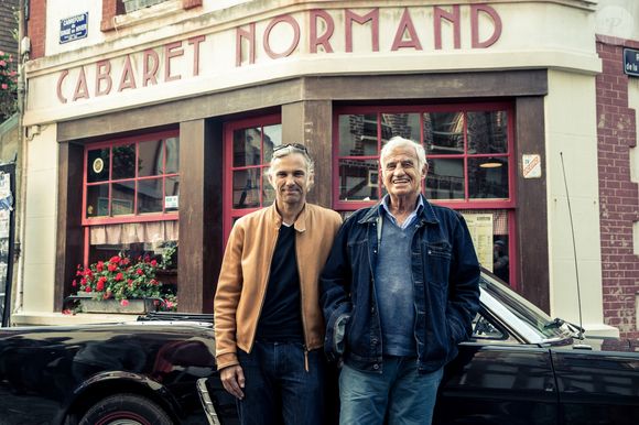 Paul Belmondo a rapidement dénoncé l'erreur sur Instagram, précisant que la voiture n'avait jamais appartenu à son père.

Paul et Jean-Paul Belmondo sur le tournage du documentaire produit par Cyril Viguier et Paul Belmondo sur son père Jean-Paul à Villerville, lieu de tournage du film "Un singe en hiver".

© Cyril Moreau / Bestimage