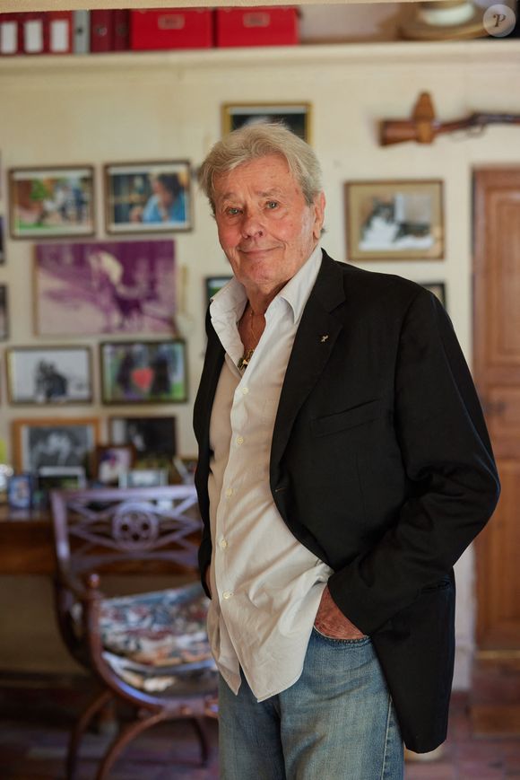 Exclusif - Cyril.Viguier rencontre Alain Delon dans sa maison de Douchy-Montcorbon le 13 juin 2021.

© Cyril Moreau / Bestimage
