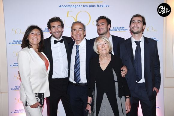 Exclusif - La famille Kretz : "L'Agence" sur TMC  :  Sandrine Kretz, Martin Kretz, Olivier Kretz, Majo (la grand-mère), Valentin et Louis - Soirée de gala des 50 ans de la Fondation Claude Pompidou à l'Hôtel Marcel Dassault à Paris le 12 avril 2022. Rachid Bellak / LMS / Bestimage