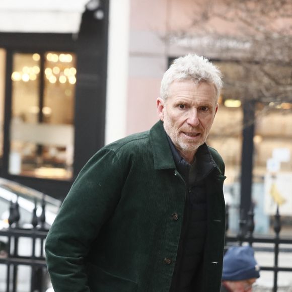 Et désormais, il s'occupe de trouver des lieux de tournage.

Denis Brogniart lors des obsèques de Jean-Luc Petitrenaud en l'église Saint-Pierre-du-Gros-Caillou à Paris, le 17 janvier 2025.
© Christophe Clovis/Bestimage