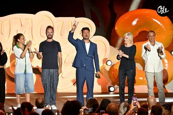 Kev Adams présente cette grande soirée dédiée au stand-up.

Nash, Jarry, Kev Adams, Chantal Ladesou et Nikos Aliagas durant l'enregistrement de la première soirée de "L'humour à la plage" pour la 3ème édition du festival de Juan les Pins à la pinède Gould le 26 juin 2026.  © Bebert-Tribeca/Bestimage