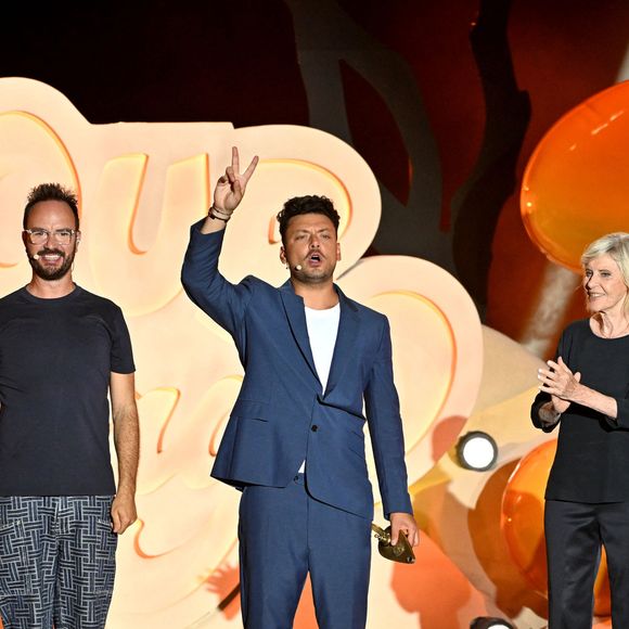 Kev Adams présente cette grande soirée dédiée au stand-up.

Nash, Jarry, Kev Adams, Chantal Ladesou et Nikos Aliagas durant l'enregistrement de la première soirée de "L'humour à la plage" pour la 3ème édition du festival de Juan les Pins à la pinède Gould le 26 juin 2026.  © Bebert-Tribeca/Bestimage