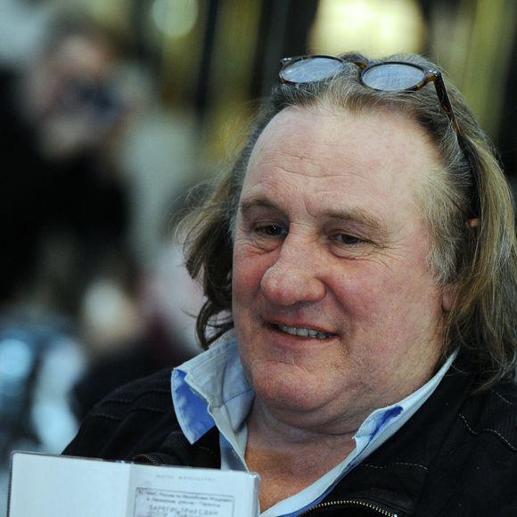 Gerard Depardieu montre fierement son passeport de citoyen Russe lors de sa visite a Saransk. Il aura pour adresse d'enregistrement la "rue de la Democratie". Le 23 février 2013
ITAR TASS / BESTIMAGE