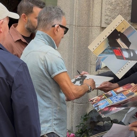 Mais c'est quoi ce régime OMAD ? Le régime OMAD (One Meal A Day, à savoir un repas par jour) est une forme extrême de jeûne intermittent. 


Bruce Springsteen signe des autographes en quittant son hôtel à Manchester, le 19 mai 2025. Backgrid UK/ Bestimage