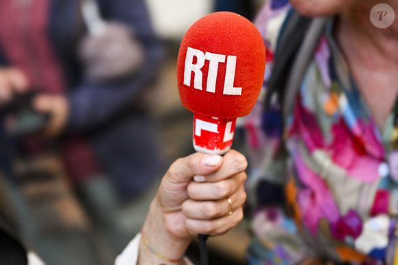 Selon le journal, RTL a dû faire des économies

Illustration microphonique (mic, mike, micro) de la chaîne française de journalistes d'information radiophonique en clair RTL (Radio Télévision Luxembourg) au QG du Parti socialiste (PS) après les résultats du second tour des élections législatives à Paris, France, le 7 juillet 2024. Photo by Victor Joly/ABACAPRESS.COM