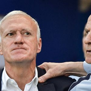 La Fédération française de football souhaitait rendre hommage à Didier Deschamps avant France-Norvège, mais la FIFA s'y est opposée.

Le sélectionneur de l'équipe de France de football, Didier Deschamps, et l'entraîneur adjoint français, Guy Stephan, observent la présentation des équipes avant un match amical entre la France et le Luxembourg au stade Saint-Symphorien de Metz, le 5 juin 2024. 

Photo de Firas Abdullah/ABACAPRESS.COM