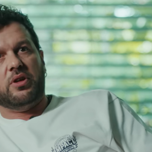 A travers un documentaire YouTube filmé dans sa demeure, il livre quelques images de son intérieur.

Claudio Capéo ouvre les portes de sa maison.