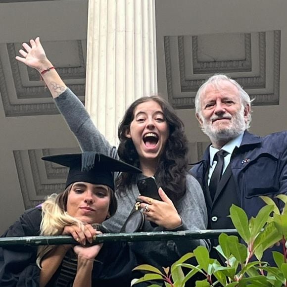 Francis Huster peut être fier de ses deux filles...

Francis Huster et ses deux filles à l'occasion de l'obtention du diplôme de Toscane à l'UCL, prestigieuse école.