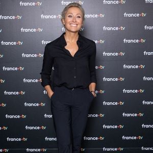 "On peut se dire que ça pouvait se faire plus simplement, en toute franchise et rapidement, qu'on n'était pas obligé d'attendre que toutes les mauvaises rumeurs sortent dans la presse. J'aurais préféré que ce soit plus direct et peut-être plus tôt".

Anne-Sophie Lapix assiste à la conférence de presse de France TV le 04 septembre 2024 à Paris, France. Photo par Nasser Berzane/ABACAPRESS.COM