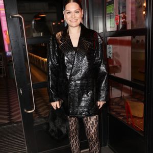 Jessie J a exprimé sa gratitude envers ses soutiens, dédicaçant aussi un message émouvant à son fils Sky.

La chanteuse Jessie J pose à Londres, le 20 juillet 2023 @Backgrid UK/ Bestimage