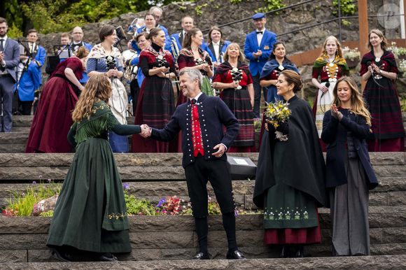 L'adolescente, qui est la sœur jumelle du prince Vincent, a fait une apparition inattendue avec ses parents alors qu'ils débarquaient du navire royal Dannebrog à Tórshavn. 

Le roi Frederik X, la reine Mary et la princesse Josephine participent avec la maire de Torshavn, Elsa Berg, à une réception officielle sur les marches de la ville à Vágsbót à Torshavn dans les îles Féroé le mercredi 11 juin 2025. Le couple royal effectue sa première visite officielle aux îles Féroé du 11 au 13 juin. Pendant la visite, ils visiteront plusieurs villes et régions différentes sur les îles de l'Atlantique Nord. Photo par Ida Marie Odgaard/Ritzau Scanpix/ABACAPRESS.COM