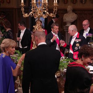 Alors que les vins français ont été mis à l'honneur, un concert de cornemuses a également accompagné le dessert "au cassis" !

Le président Emmanuel Macron et sa femme Brigitte Macron lors d'un dîner d'état au chateau de Windsor avec le roi Charles III d'Angleterre et la reine consort Camilla le 8 juillet 2025. © Yui Mok / Pool / Julien Burton via Bestimage