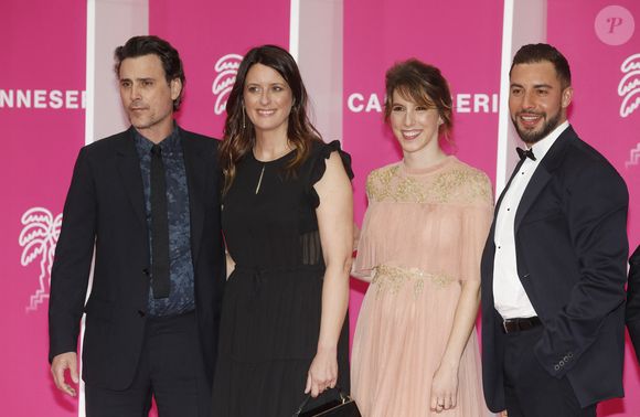 Nicolas Berger-Vachon, Anne Décis, Léa François, en longue robe tulle nude rebrodée aux épaules griffée Christophe Guillarmé, bijoux Elsa Lee Paris, et pochette Carmen Steffens, et Marwan Berreni de "Plus Belle la Vie" au photocall lors de la 5ème saison du festival International des Séries "Canneseries" à Cannes, France, le 2 avril 2022. © Denis Guignebourg/Bestimage