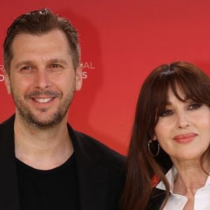Monica Bellucci et Yannis Dimolitsas au photocall du Biarritz Film Festival - Nouvelles Vagues 2026 au théâtre de la Gare du Midi à Biarritz, le 26 juin 2026. Au cours de la cérémonie, R.Malek a reçu "Le Prix d'Honneur" des mains de M.Bellucci.
© Jean-Marc Lhomer / Bestimage