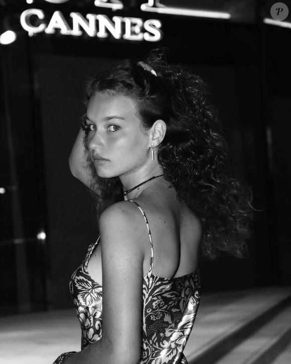 Elle a 19 ans, vient de Rouen et étudie la communication et le marketing.

Victoire Dupuis, Instagram