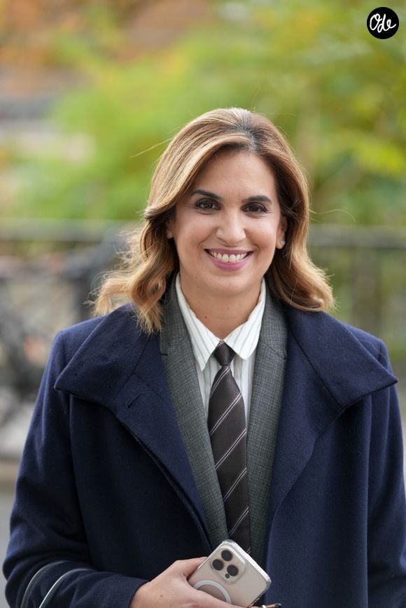 La journaliste apparaît également dans ce montage baptisé "Fragments d'été", accompagné d'une reprise de la chanson "How Deep Is Your Love".

Sonia Mabrouk passe devant les studios Rive Gauche à Paris le 5 novembre 2025.

© Anne-sophie Guebey / Bestimage