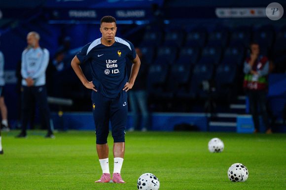 À travers un long entretien, le footballeur et capitaine de l'équipe de France y revient sur son départ tumultueux du PSG

Kylian Mbappé - Match de qualification pour la Coupe du Monde 2026 entre la France et l'Islande (2-1) au Parc des Princes à Paris le 9 septembre 2025. © Federico Pestellini / PsnewZ / Bestimage