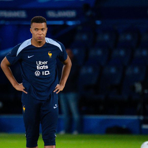 À travers un long entretien, le footballeur et capitaine de l'équipe de France y revient sur son départ tumultueux du PSG

Kylian Mbappé - Match de qualification pour la Coupe du Monde 2026 entre la France et l'Islande (2-1) au Parc des Princes à Paris le 9 septembre 2025. © Federico Pestellini / PsnewZ / Bestimage